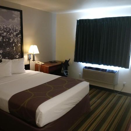 Hotel Super 8 By Wyndham Windsor Exterior foto