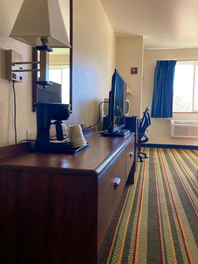 Hotel Super 8 By Wyndham Windsor Exterior foto