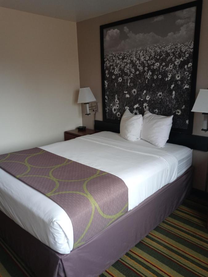 Hotel Super 8 By Wyndham Windsor Exterior foto
