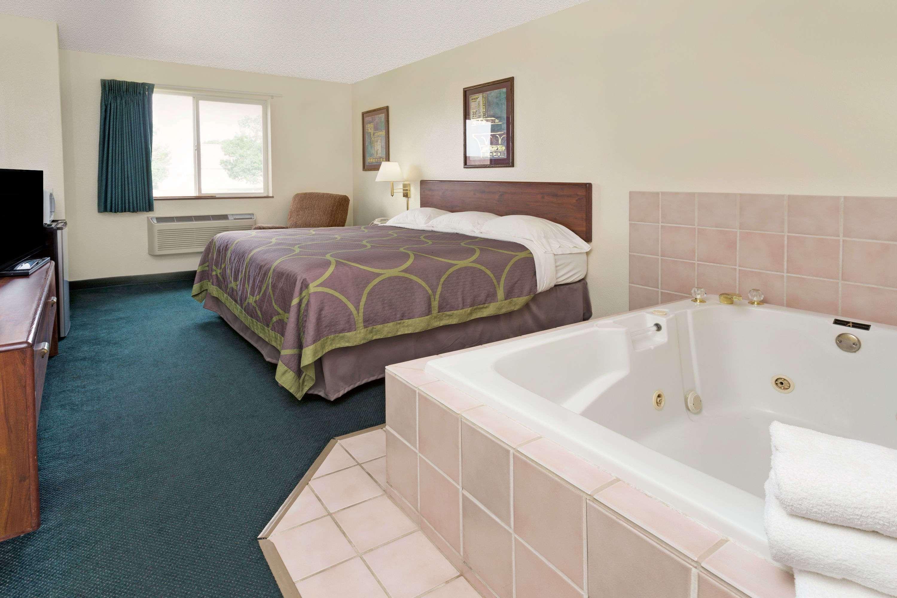Hotel Super 8 By Wyndham Windsor Exterior foto