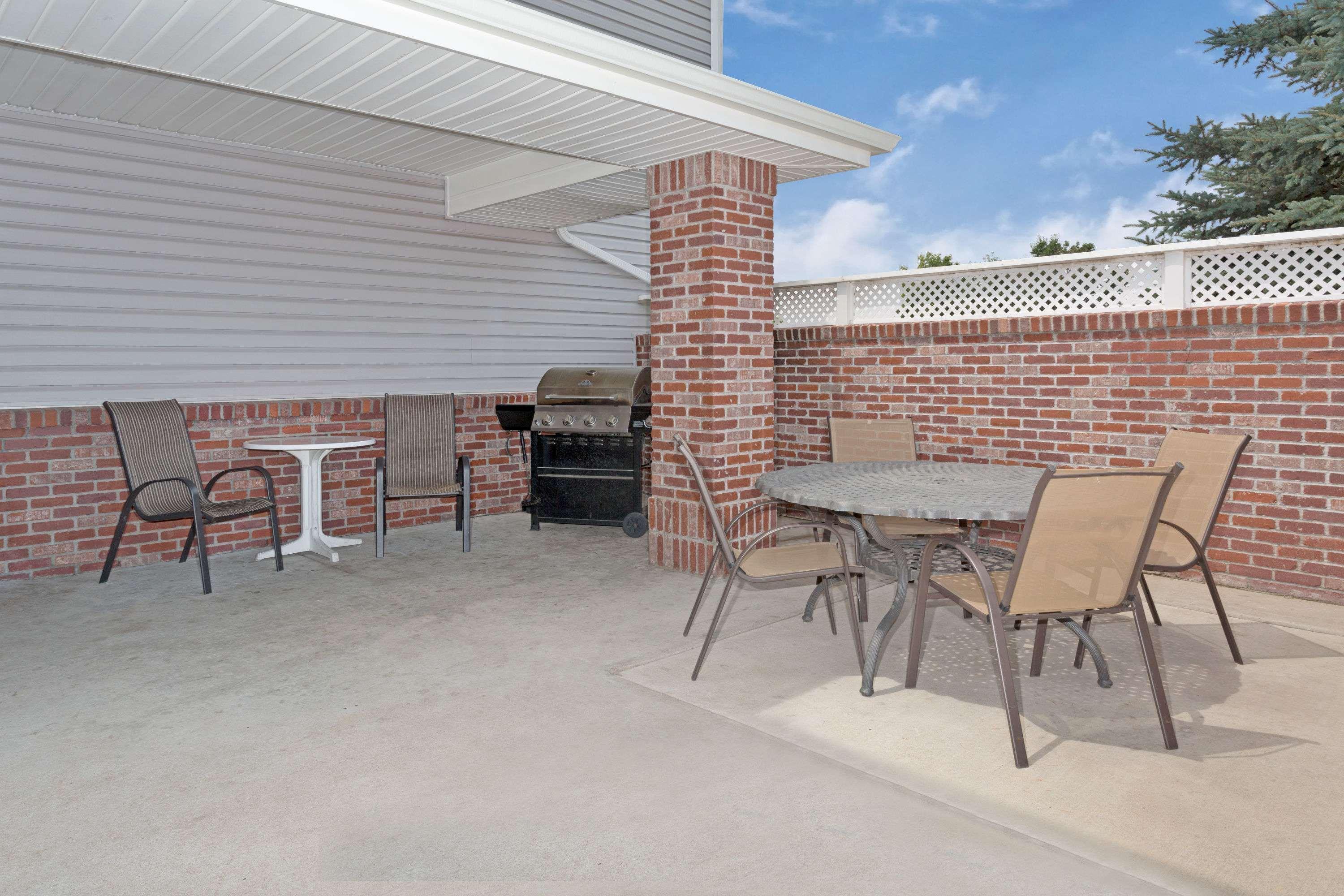 Hotel Super 8 By Wyndham Windsor Exterior foto