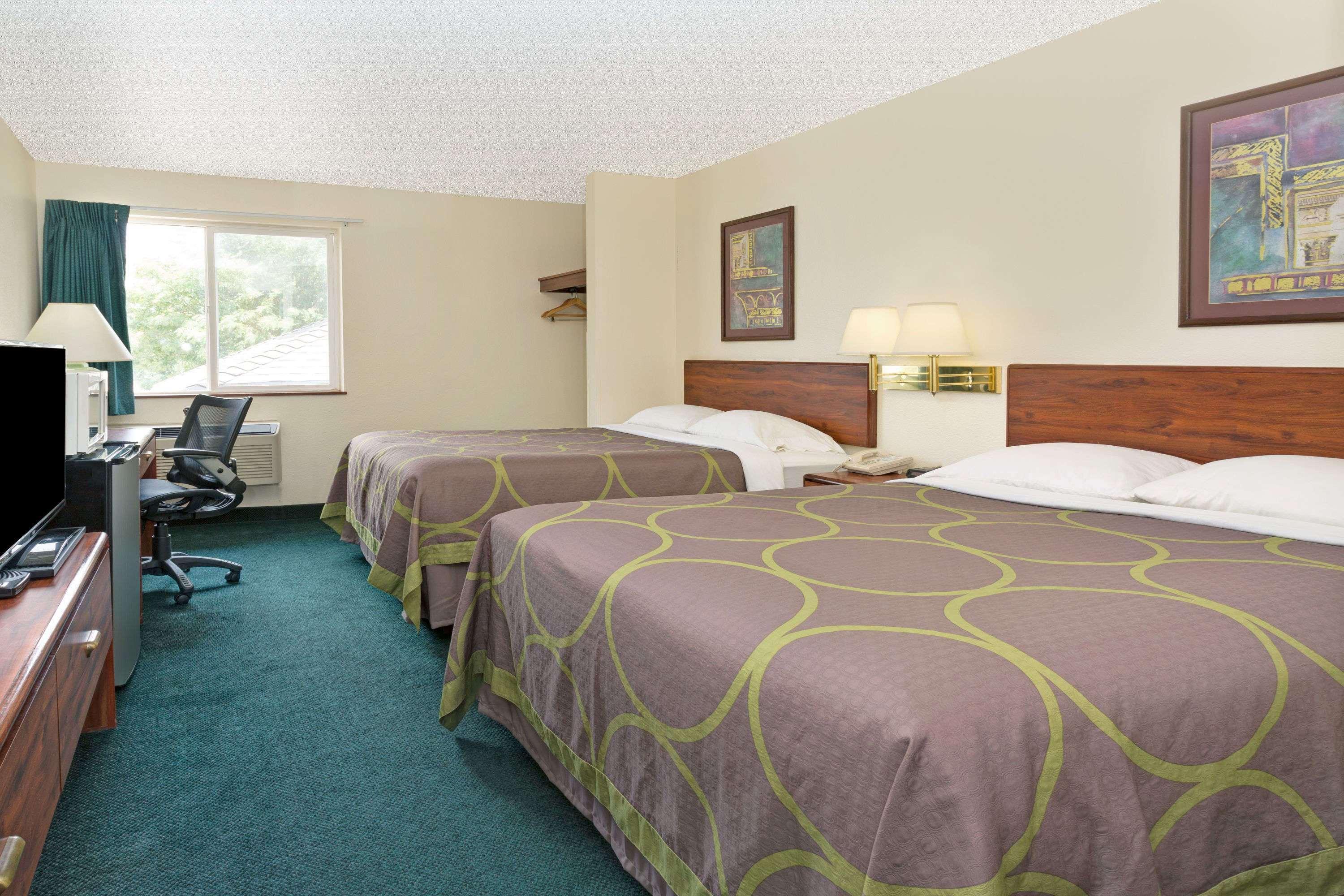 Hotel Super 8 By Wyndham Windsor Exterior foto