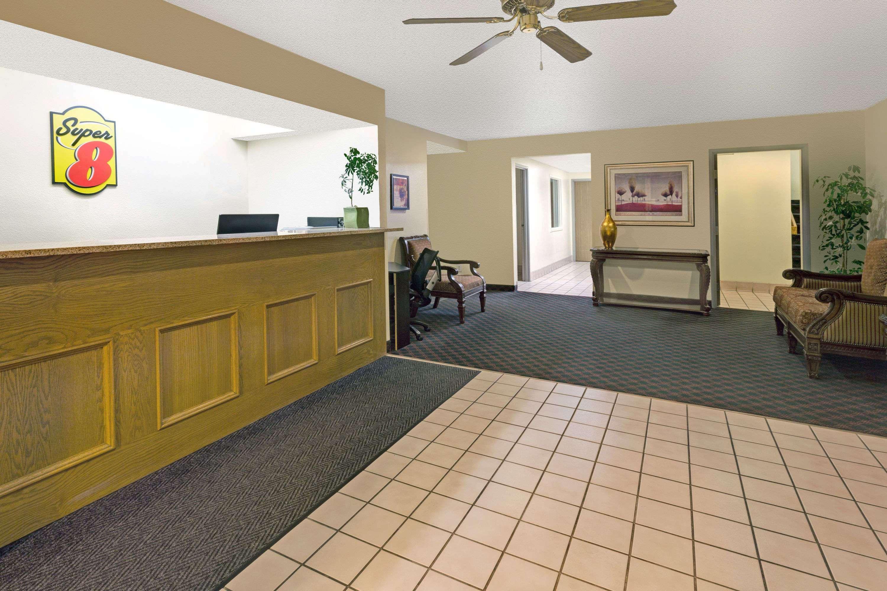 Hotel Super 8 By Wyndham Windsor Exterior foto